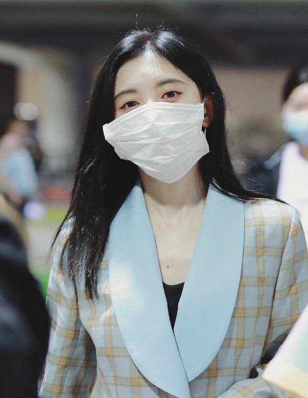 原创鞠婧祎戴口罩都能火?网友看后怒了:特殊时期还整这些花里胡哨的