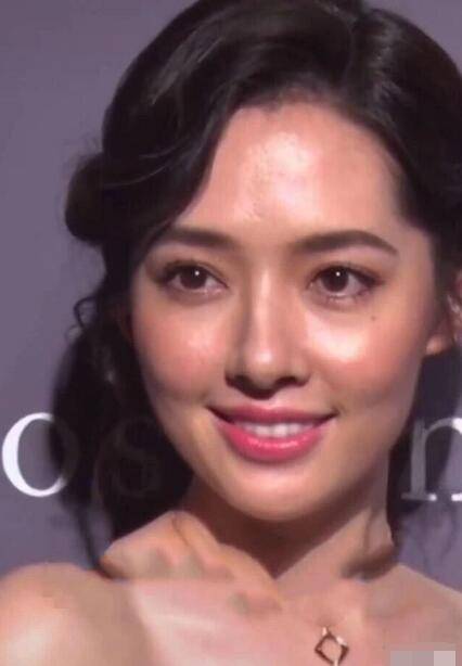 郭碧婷婚后如"整容", 嘴巴歪斜满脸油腻, 毫无仙气和早期判若两人