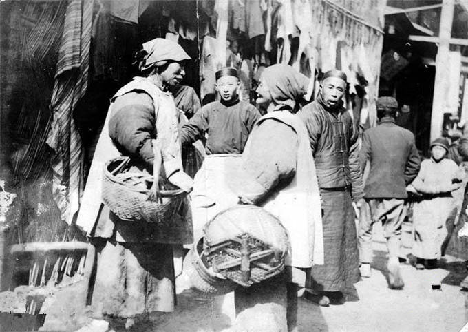 老照片清朝光绪年间天津皮革厂工人的生活状况
