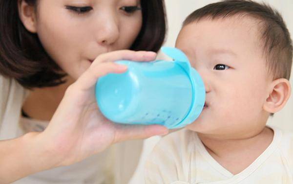 伤害|再暖和也不要对孩子做8件事，对娃伤害很大儿科医生：天气变热