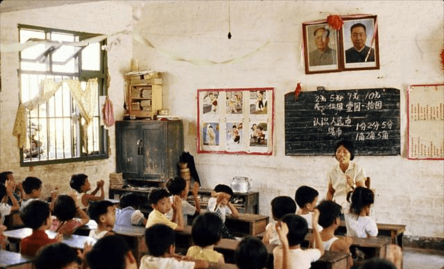 80年代深圳老照片:突飞猛进,人们干劲十足,图9的口号家喻户晓