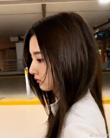 路人电梯偶遇宋祖儿，超近镜头下抓拍，一眼看