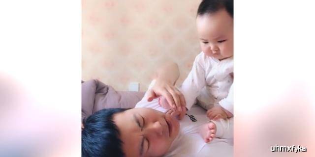 婴儿怎么坐在爸爸腿上 ca1376ba3ce64f26a682f63870df0885.jpeg