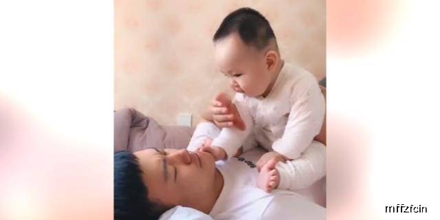婴儿怎么坐在爸爸腿上 eb85df6632284cca96b265b1e9a940ad.jpeg