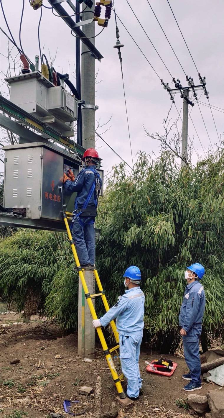对新装变压器进行信息采集及调试 .