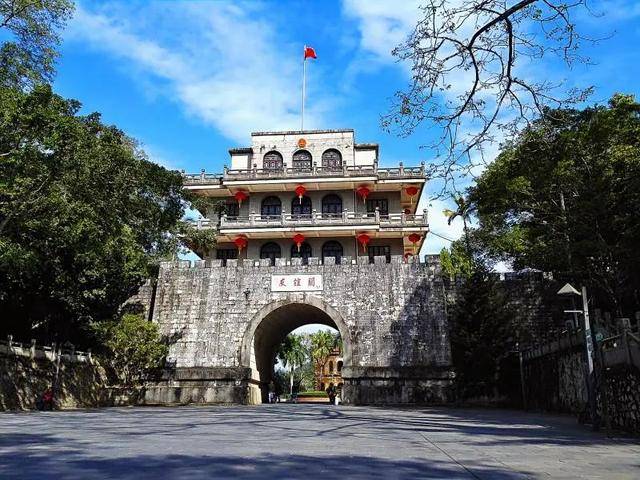 凭祥古城历史久远,保留下来了许多古迹,这里不仅景色优美,当地人还