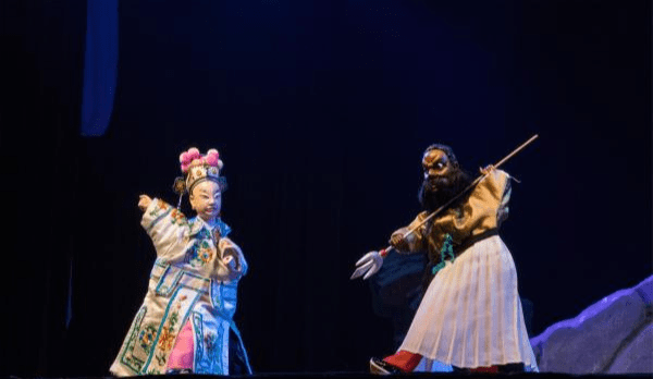 此次献演的《玉骨鸳鸯扇》是南派掌中木偶传统戏代表性剧目之一,系