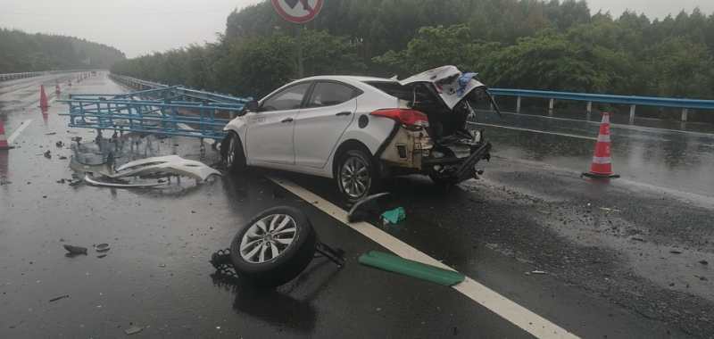 雨天路滑车辆高速失控,小客车碰撞护栏很"受伤"