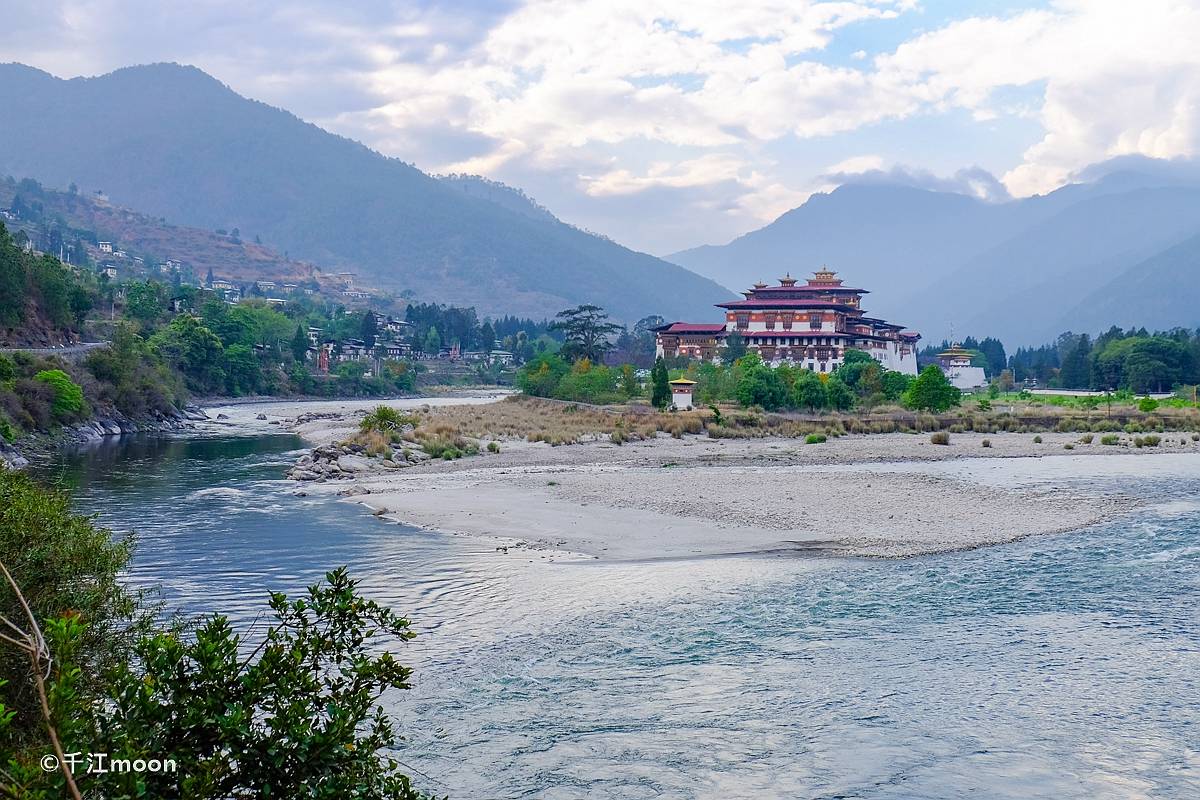 右边的叫父曲(phochu),不丹人相信两条河或两条路交汇的地方有圣灵的