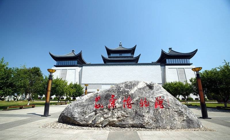 安康博物馆位于美丽的汉江之滨,是安康市唯一的综合性博物馆.