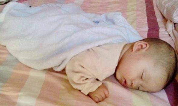 宝宝|父母请别过多干涉宝宝“趴睡”需要制止吗？若是超过一特定月龄