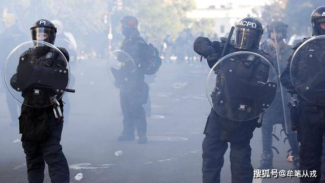 原创美国警察使用了毒气弹镇压"起义军":使用催泪瓦斯弹违反国际法