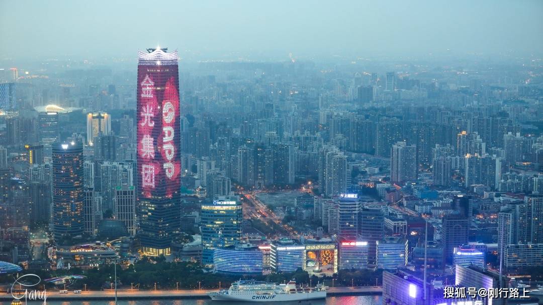 中国第一高楼上海中心大厦,拍夜景相比于白天感觉更震撼