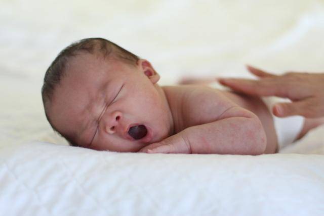新生儿|教你新生儿夏季如何预防痱子！4招秘诀