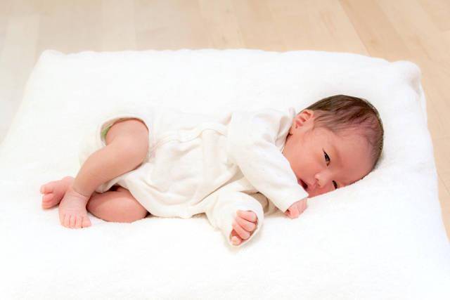 新生儿|爸妈别急着找医生正确解读新生儿常见的5个怪现象：宝宝好着呢