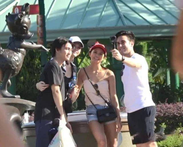 奚梦瑶何猷君守孝期游迪士尼惹争议！咋避谈赌