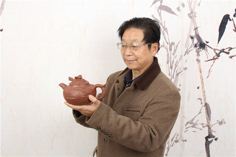 《佛缘福源》紫砂壶,壶身正面是中国佛教协会副会长,峨眉山大佛禅院