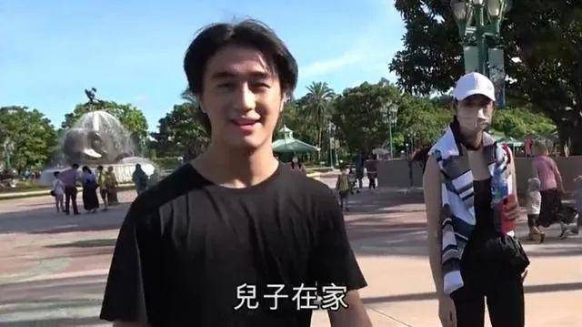 奚梦瑶何猷君守孝期游迪士尼惹争议！咋避谈赌