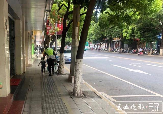“我要找妈妈…”昆明4岁男孩街头走丢,一边走