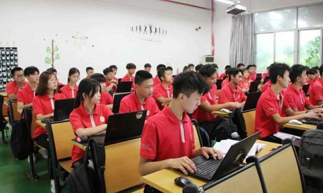 什么是高职院校 85897a70e6334002a724b9180c5fedc8.jpeg