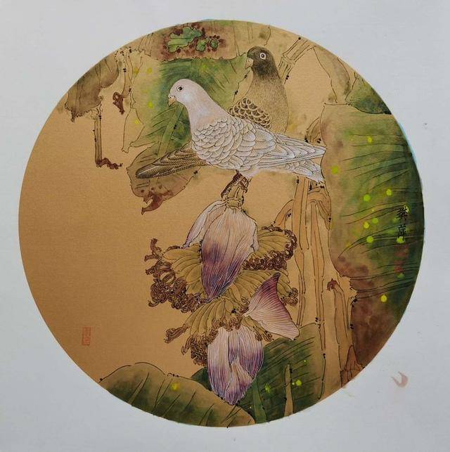 现为海南省三亚技师学院教授,中国女画家协会会员,三亚工笔画院院长