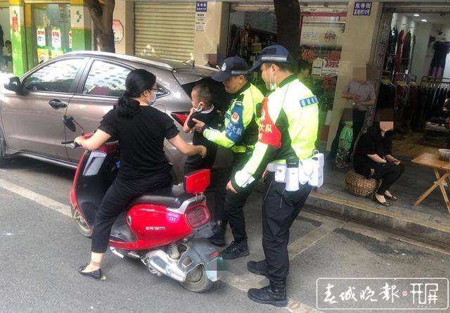 “我要找妈妈…”昆明4岁男孩街头走丢,一边走
