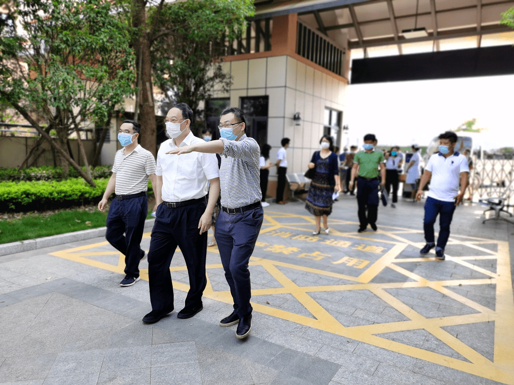 在郑新国董事长的陪同下,严可仕副市长,翁华锋副秘书长等一行领导现场