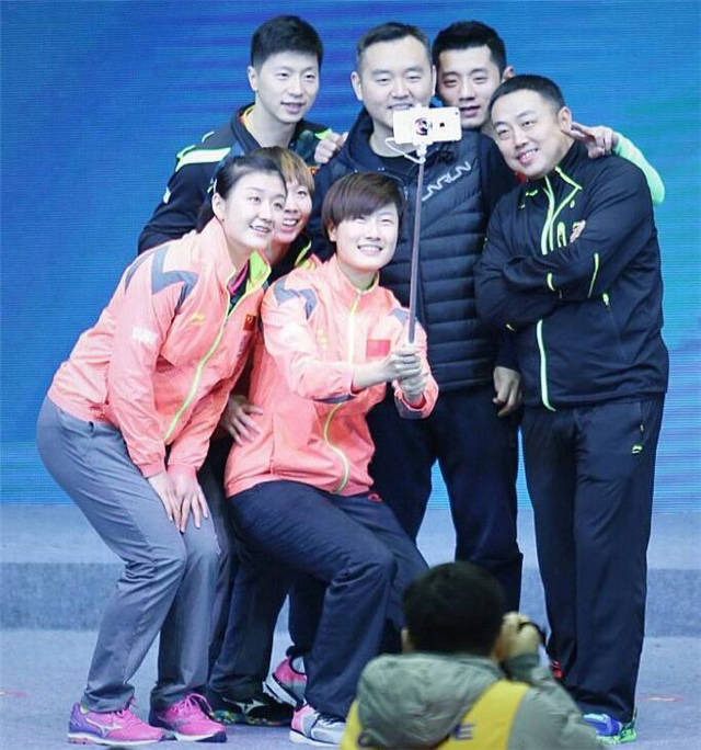 奥运会原创国乒队长坐宝马X5回家!父亲满头白发搬行李 丁宁捧鲜花告别粉丝