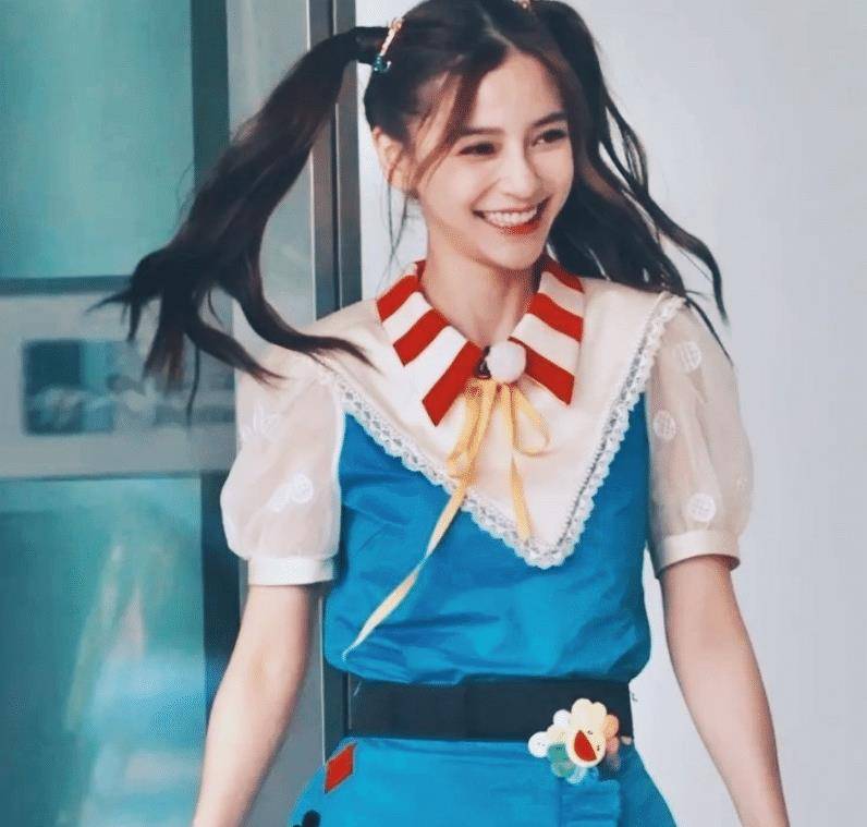 原创《奔跑吧》最新路透,吴谨言和杨颖同扎双马尾,谁更少女一目了然