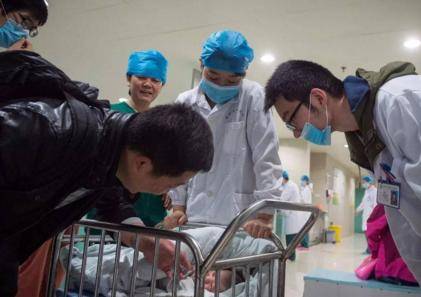 「宝宝」丈夫一脸懵,婆婆出来说出了真相,白皮夫妇生下黑皮宝宝