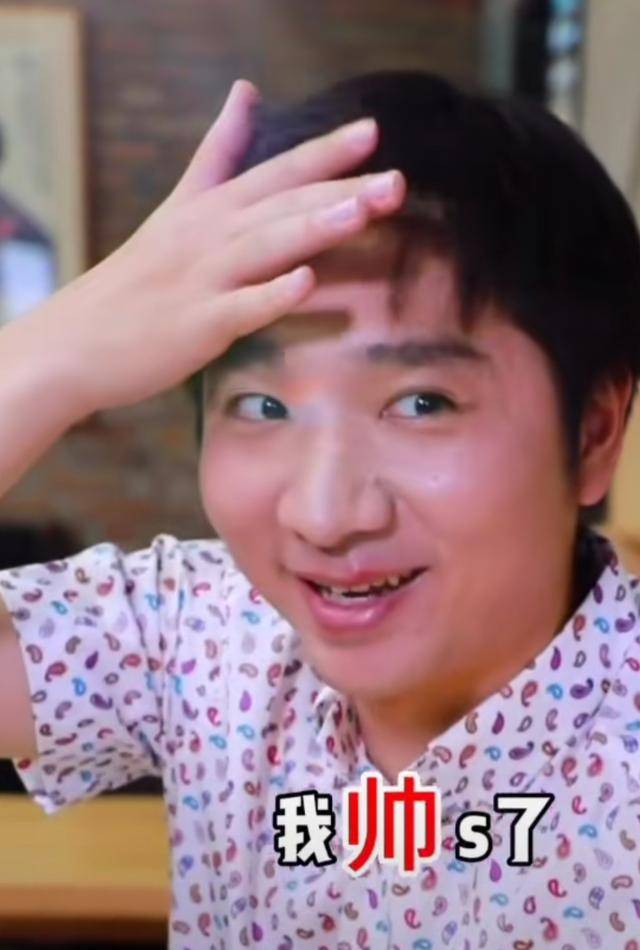 66岁陈佩斯晒近照，毛发全白满脸老年斑，阔别春