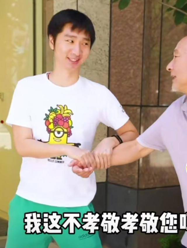 66岁陈佩斯晒近照，毛发全白满脸老年斑，阔别春