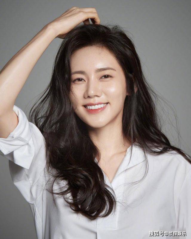 原创秋瓷炫赤脚拍摄写真,当妈后女神气质未变,于晓光大赞老婆漂亮