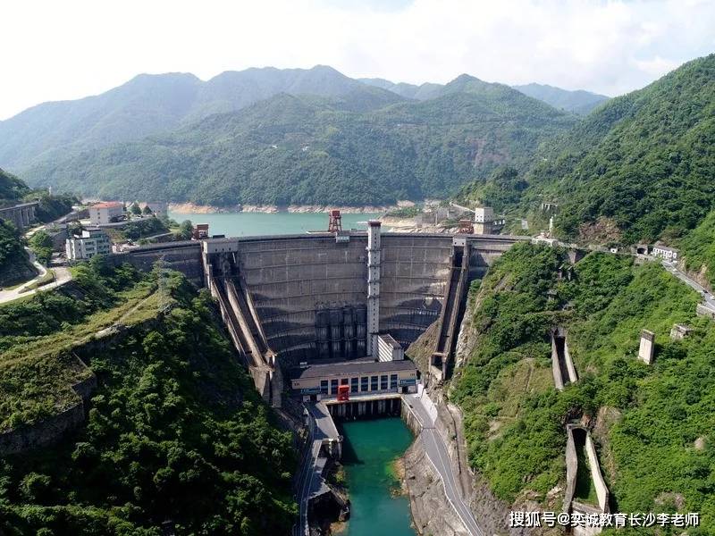 第一座双曲薄壳拱坝(在国际上名列同类坝中第二位)——东江水电厂大坝