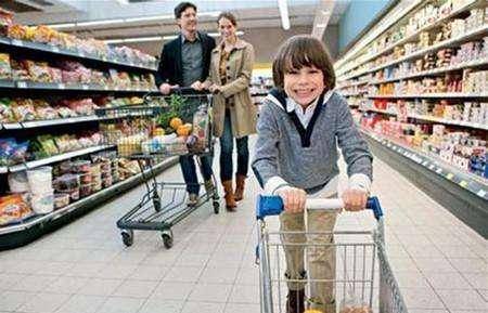 孩子偷吃樱桃，售货员：80元/斤赔钱吧，宝妈做法让她无言以对