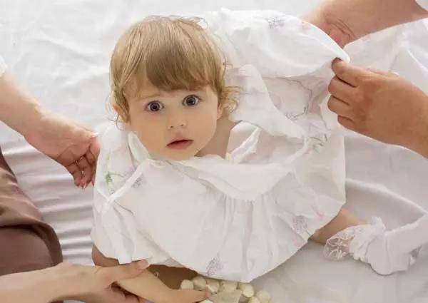 宝宝|建议家长别给宝宝穿旧衣服，别因为贪便宜而伤了娃三种情况
