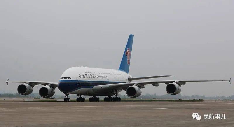 南航空客a380首次降落郑州机场