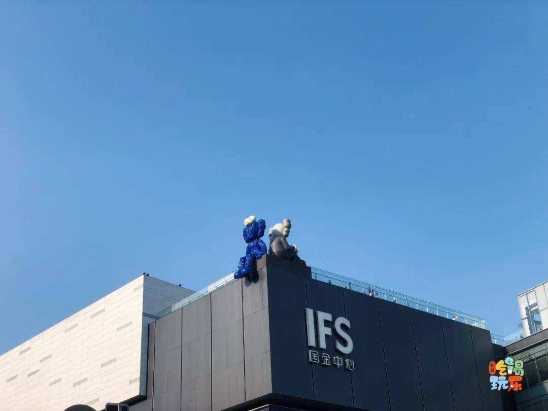 7楼空中花园上的kaws雕塑更是成为长沙新晋标志物,是来长沙打卡必来的