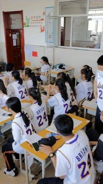 曼巴|网友疯狂调侃带着曼巴精神去高考！全班同学穿24号球衣致敬科比