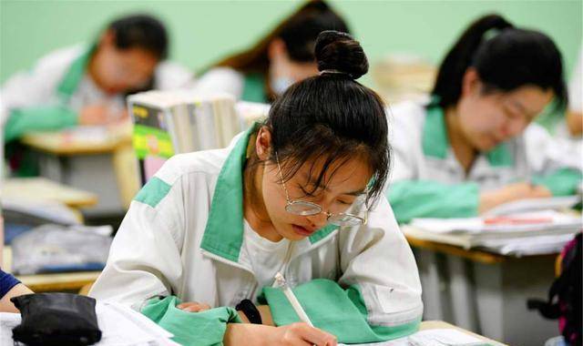 为什么高考提前5分钟发试卷？老师：这5分钟赶紧做好这3件事