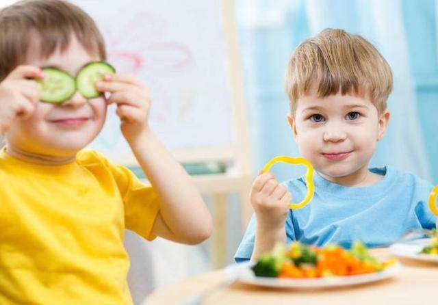 孩子|多亏亲妈几个妙招，矮个家长学起来小伙“基因突变”蹿到1米9