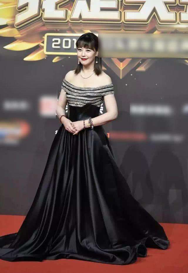 模样|原创周海媚扮嫩好狠,穿吊带裙硬P成18岁,看到没修图的皱纹不打脸吗?