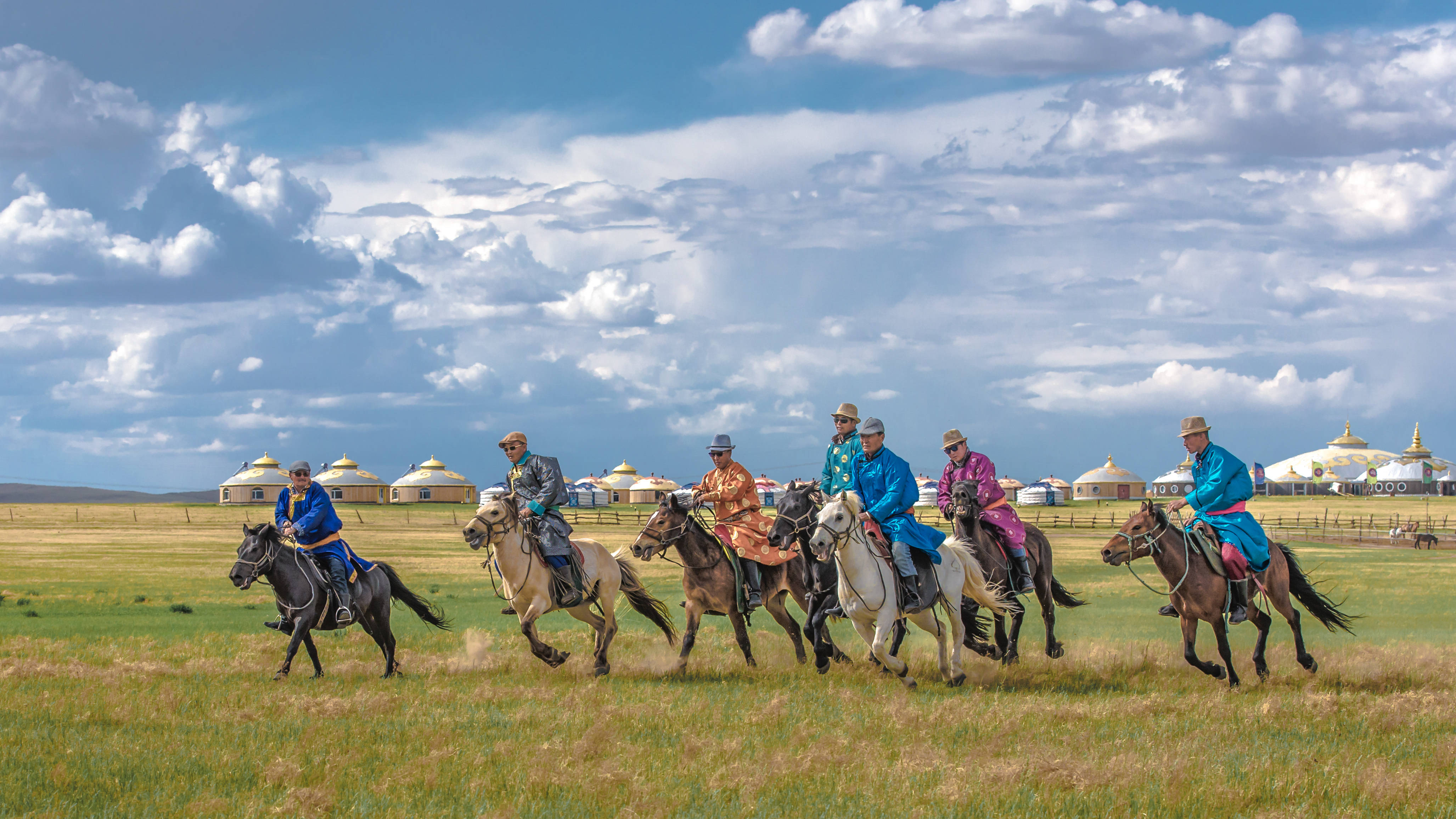 走进天堂般的乌珠穆沁草原,在蒙古汗城体验蒙古人独特