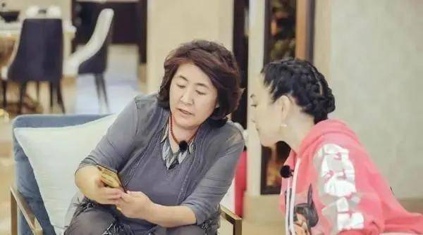 原创同是姐弟恋再婚，钟丽缇做梦都想高龄生子，伊能静为什么不得人心