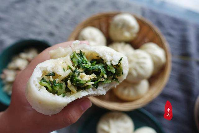 又白又松软的包子,馅料鲜嫩适口,配上小米南瓜粥,吃得美美哒_小白菜