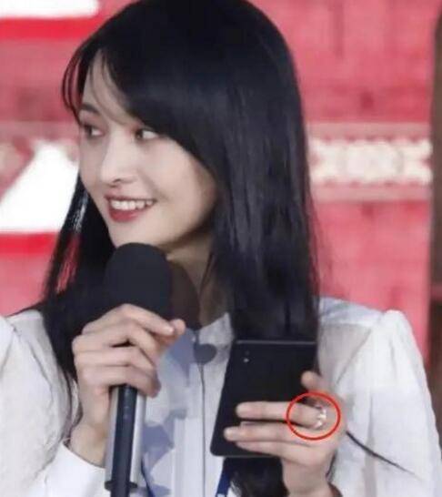 郑爽|原创郑爽张翰戴同款戒指疑复合，多处蛛丝马迹佐证，网友不看好居多