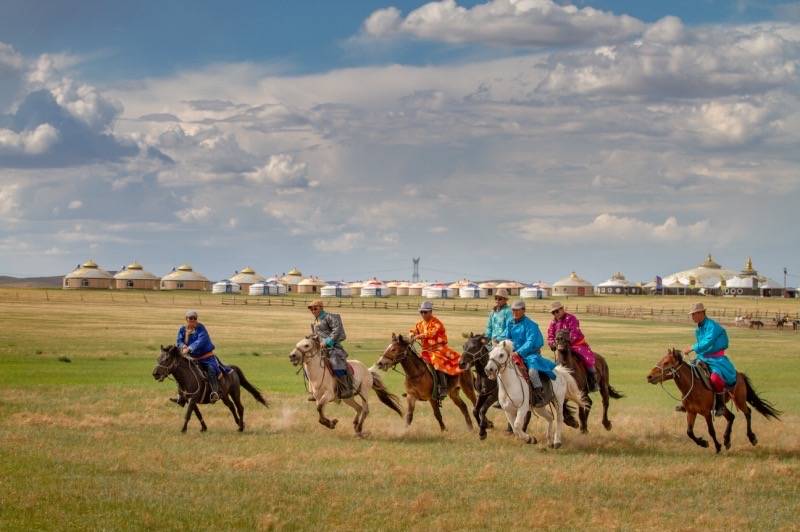 走进天堂般的乌珠穆沁草原,体验蒙古人独特的游牧生活,住在金碧辉煌的