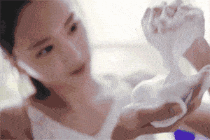 洁面时间上也是有细节的,白天晚上洗脸的目的不同,晚上是为了洗掉