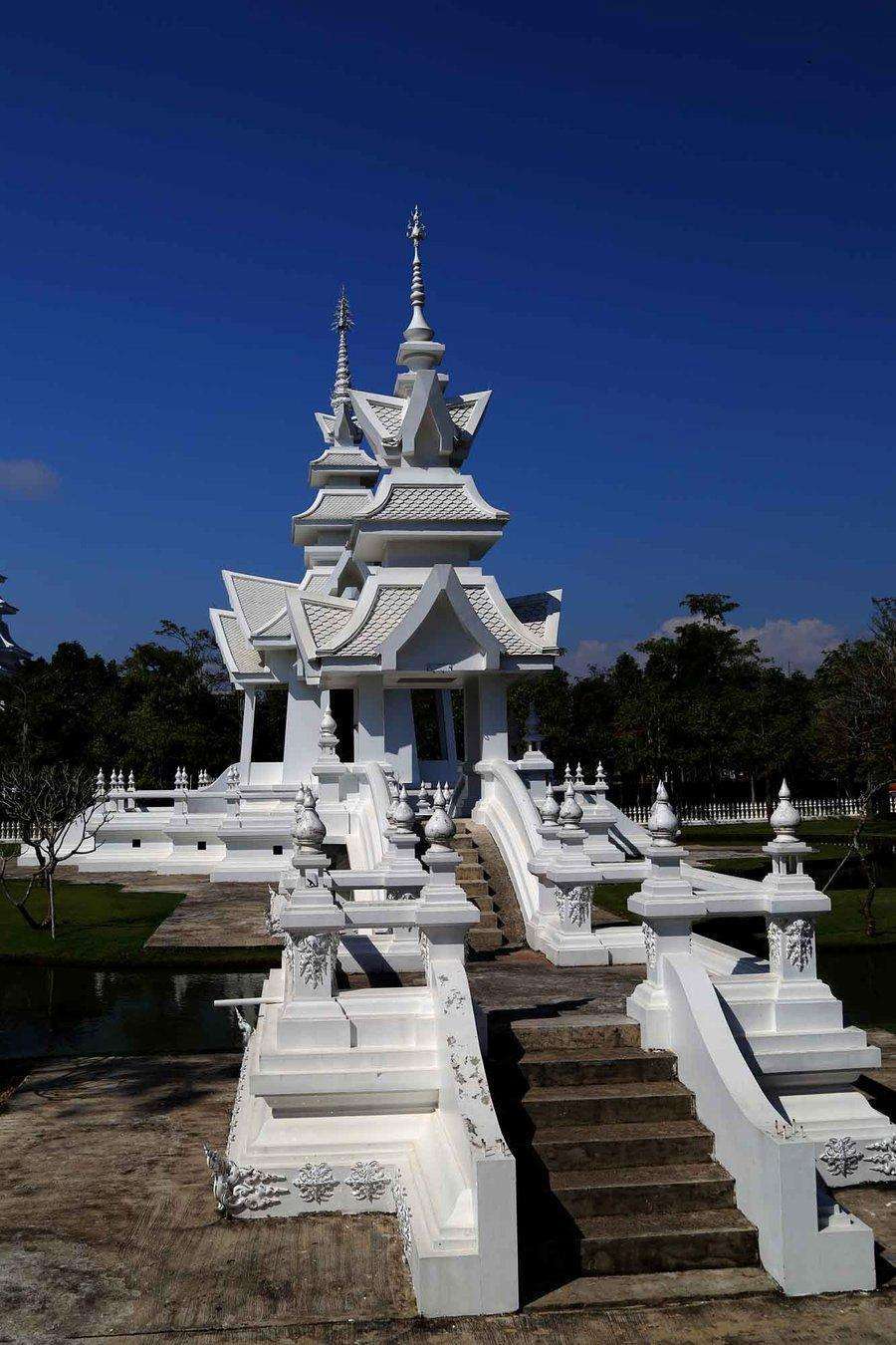泰国有座纯白色庙宇像落入凡间的殿堂却象征地狱感觉很意外