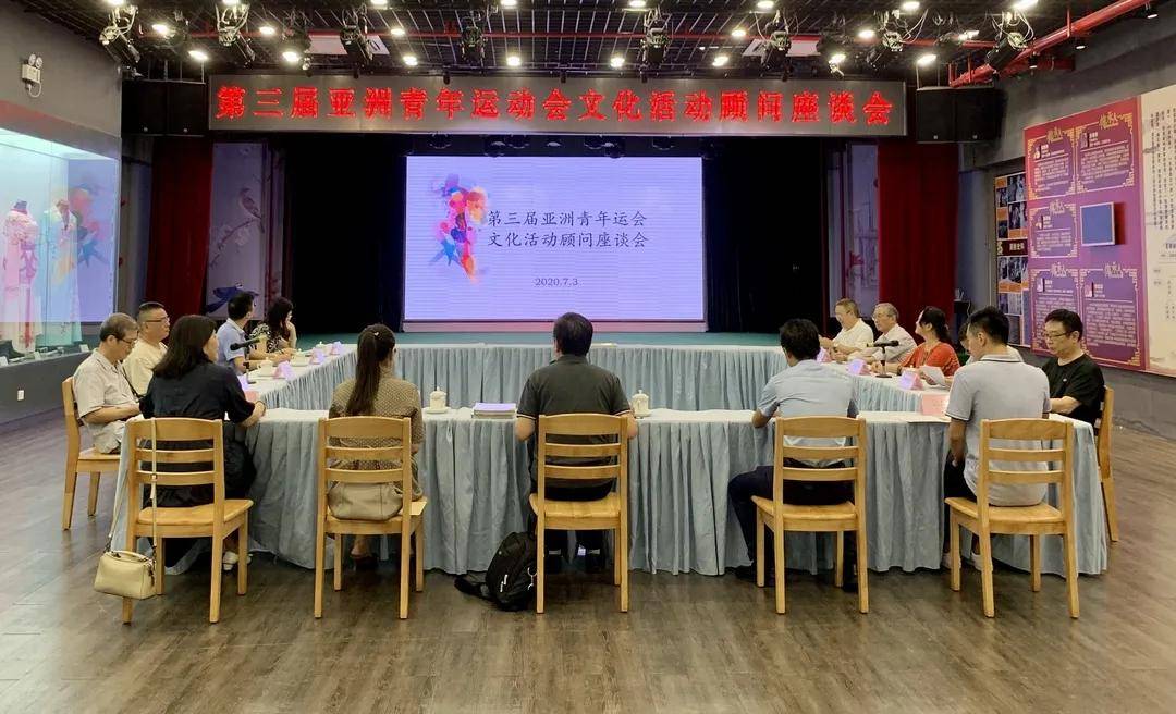 座谈会上,文化交流部部长陈益群向到场的9位专家顾问颁发聘书.